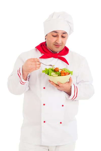 Chef segurando prato com salada e legumes frescos vestindo vermelho — Fotografia de Stock