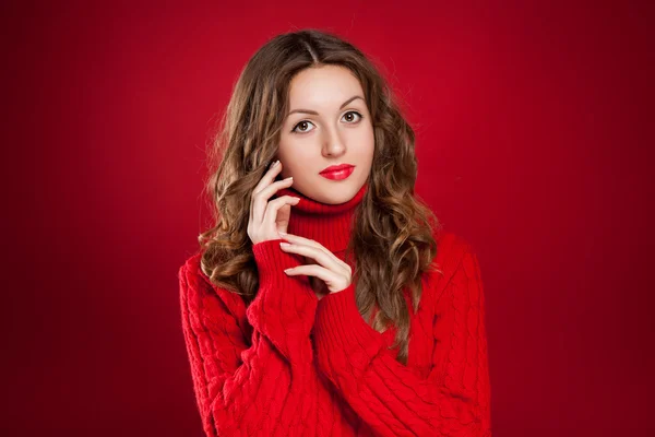 Schöne brünette Mädchen trägt roten Pullover — Stockfoto