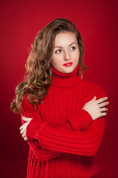 Schöne brünette Mädchen trägt roten Pullover — Stockfoto