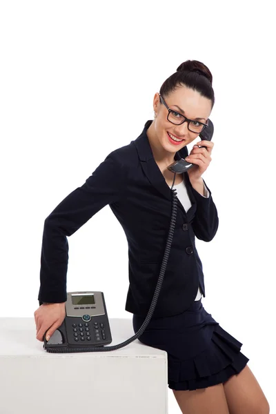 Mulher vestindo saia preta e casaco falando no telefone — Fotografia de Stock