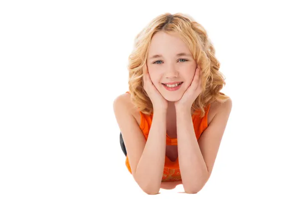 Pequena menina sorridente em roupas laranja — Fotografia de Stock