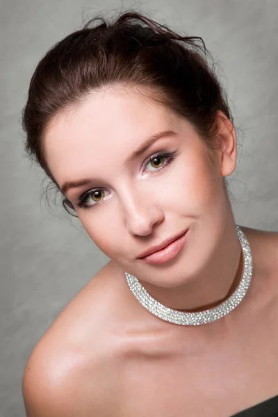 Close-up retrato de uma jovem fresca e bonita — Fotografia de Stock