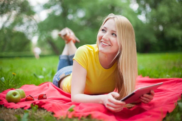 Meisje met Tablet PC — Stockfoto