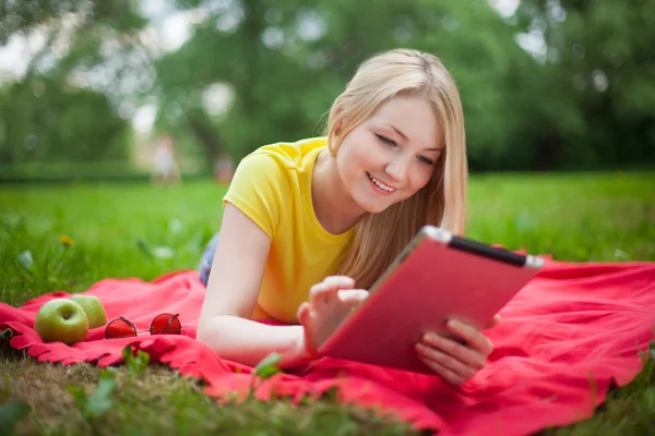 Mädchen mit Tablet — Stockfoto