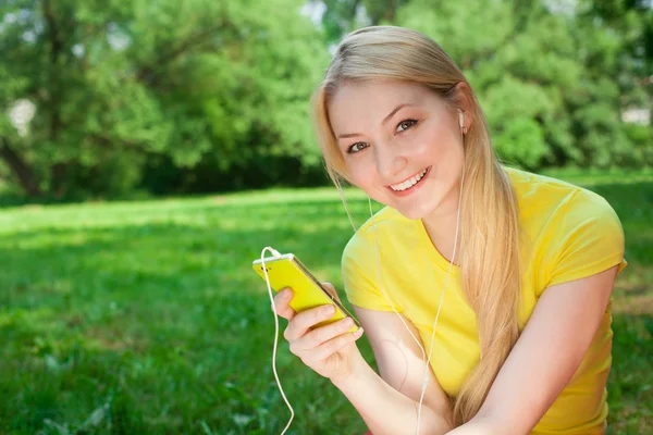 Girl with listening music — Stock Photo, Image