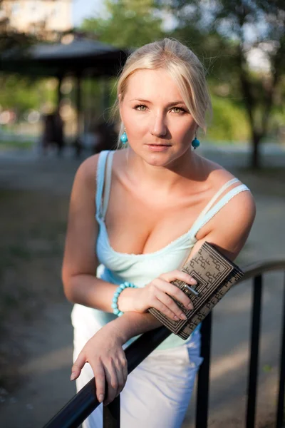 Girl holding purse — Stock Photo, Image