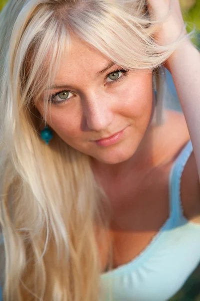 Mooie blonde vrouw — Stockfoto