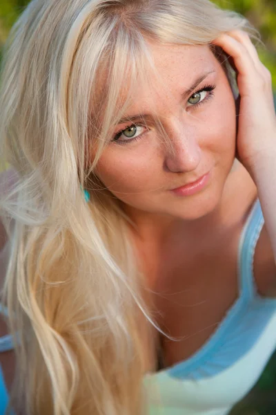 Mooie blonde vrouw — Stockfoto