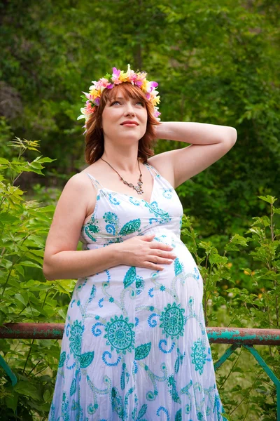 Portrait of pregnant woman outdoor — Stock Photo, Image