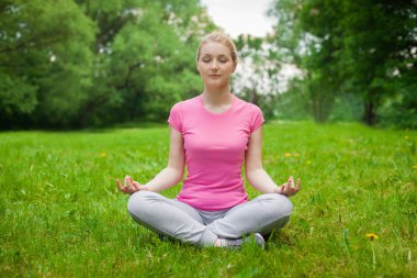 sarışın kız parkta açık pembe tişört. Yoga