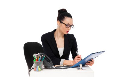 belgeler üzerinde mezgit, ofis koltuğunda oturmak işkadını