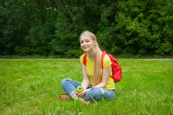 ブロンドの女の子、オープンに出て空気の身に着けているジーンズやバッグ — ストック写真