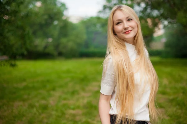 Chica en el parque con el pelo largo y rubio —  Fotos de Stock