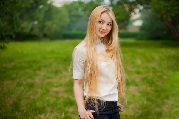 Dışarıda parkta uzun sarı saçlı kız — Stok fotoğraf