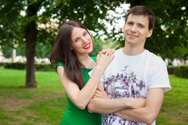 Paar uit in het park met liefde — Stockfoto