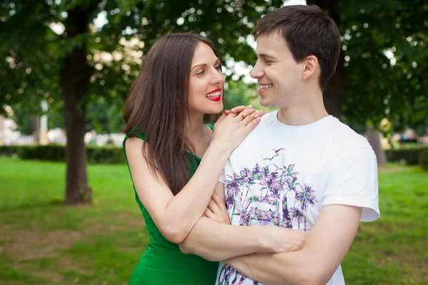 Paar uit in het park met liefde — Stockfoto