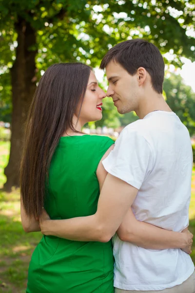 Couple d'amour dans le parc avec — Photo