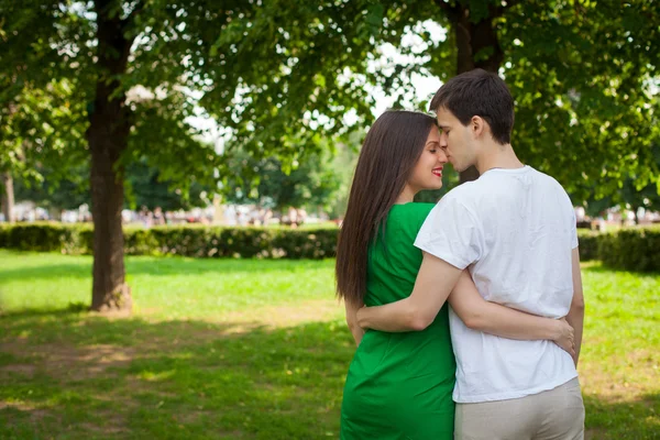 Liebespaar im Park mit — Stockfoto