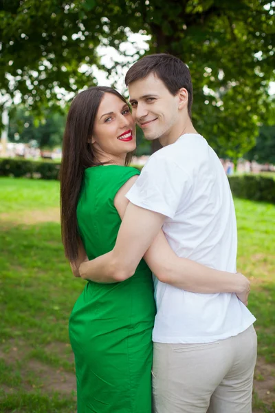 Paar uit in het park met liefde — Stockfoto