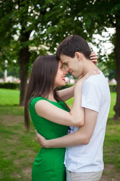 Liebespaar im Park mit — Stockfoto