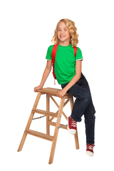 Blonde meisje in groene t-shirt met rode zak — Stockfoto