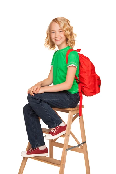 Kleines blondes Mädchen in grünem T-Shirt mit roter Tasche — Stockfoto