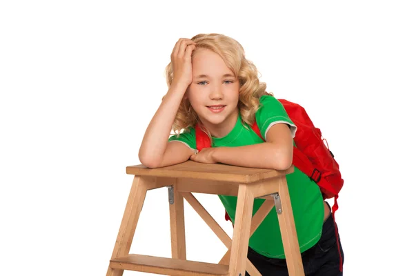 Blond dziewczynka w zielony t-shirt z torba czerwona — Zdjęcie stockowe