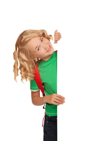 Kleines blondes Mädchen über leere Plakatwand — Stockfoto