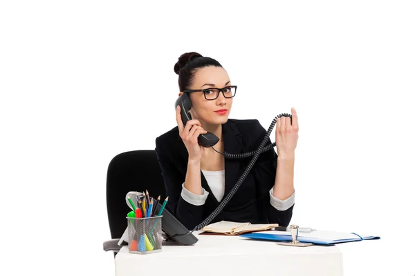 Esmer Sekreter masa üzerinde oturan telefonda konuşurken — Stok fotoğraf