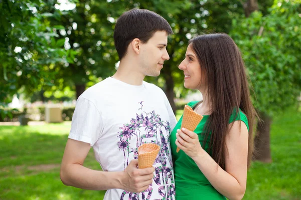 Love couple out in the park with ice cream — Stock Photo, Image