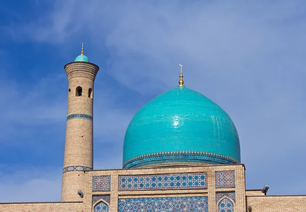 Купол мечети и минарет — стоковое фото