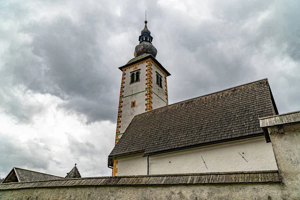 Oude kerk gewijd aan Johannes de Doper aan het meer van Bohinj in Slovenië — Stockfoto
