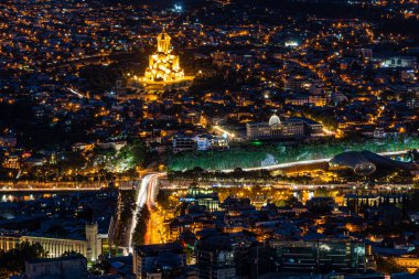 Gürcistan 'ın başkenti Tiflis' in güzel panoramik gece manzarası