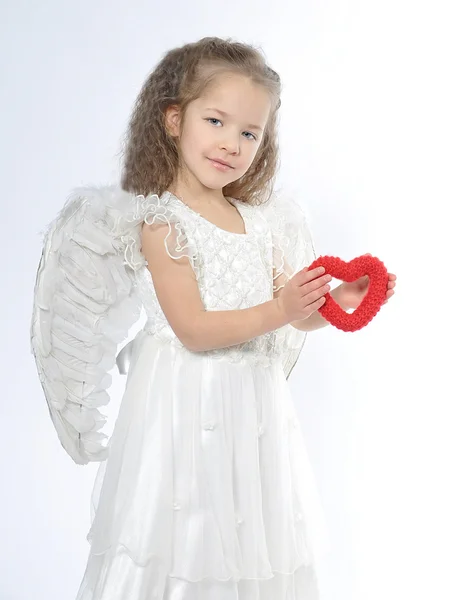Gadis kecil malaikat berdiri dengan hati — Stok Foto