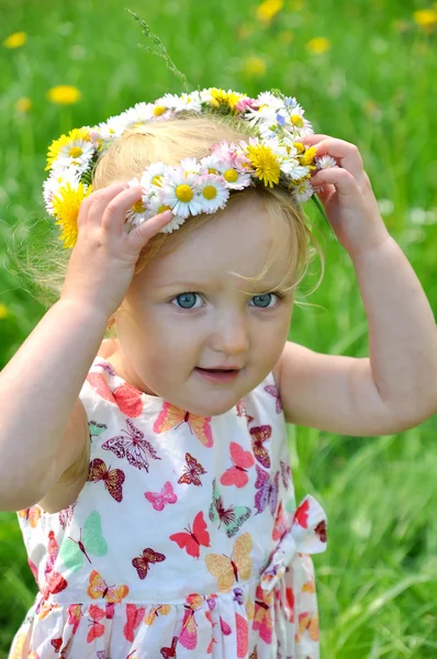 Kecantikan anak dalam karangan bunga — Stok Foto