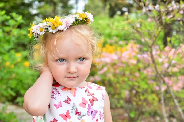 Kecantikan anak dalam karangan bunga — Stok Foto