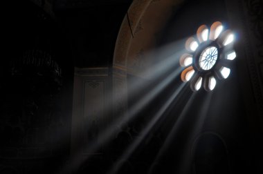 pencereden ışık akışı