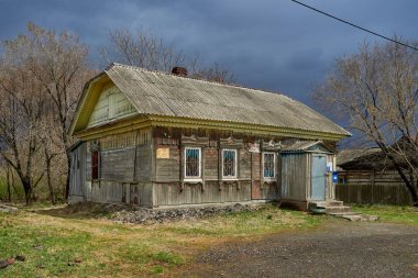 İlkbaharda bir fırtına sonrası köy postanesi        