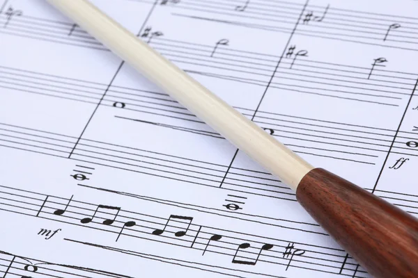 De dirigeerstok over muziek Score — Stockfoto