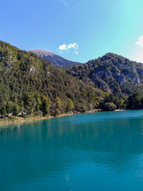 Slovenya 'nın güzel bir turkuaz gölünden Stol Dağı manzarası