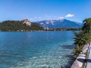 Slovenya 'daki Bled Castle manzaralı Bled Gölü boyunca bir yürüyüş