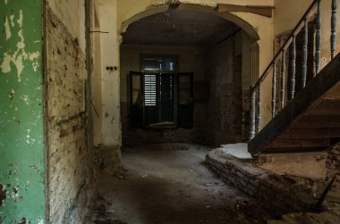 Slovenya 'da terk edilmiş Urbex adlı bir evde çürümüş ve kirli bir oda.