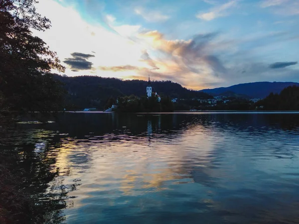 Západ Slunce Nad Bled Lake Kostelem Nanebevzetí Panny Marie Bled — Stock fotografie