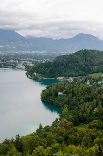 スロベニア ヴェリカ オソニツァの視点から見た湖と周囲の自然の風景 — ストック写真