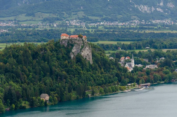 スロベニアのBled湖の上の岩の上のBled城の眺め — ストック写真
