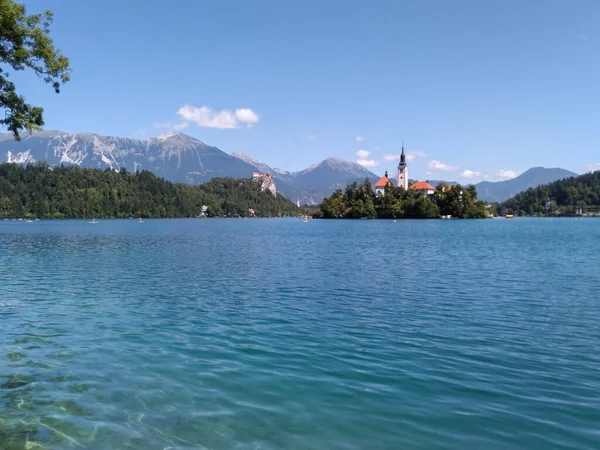 島のマリア被昇天教会との血の湖の風景 山や森を持つ城を非難 スロベニア — ストック写真