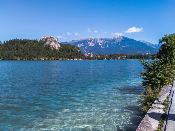 Slovenya Daki Bled Castle Manzaralı Bled Gölü Boyunca Bir Yürüyüş — Stok fotoğraf