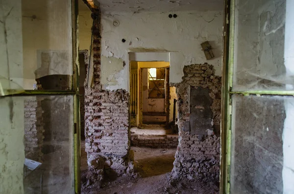 Kilátás Egy Betört Ablakon Keresztül Egy Elhagyatott Ház Rothadó Szobájába — Stock Fotó