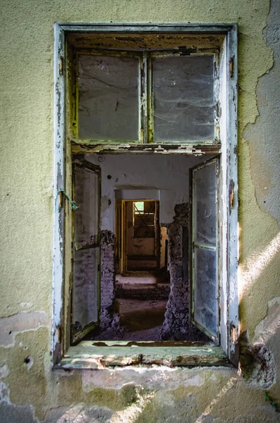 Θέα Μέσα Από Ένα Σπασμένο Παράθυρο Ένα Δωμάτιο Παρακμής Ενός — Φωτογραφία Αρχείου