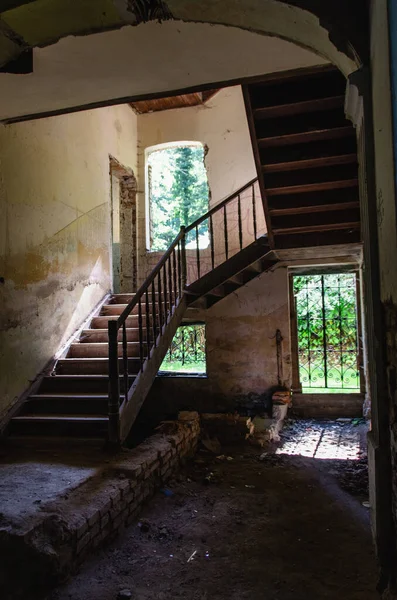 Μια Σκάλα Αποσύνθεσης Ένα Εγκαταλελειμμένο Κτίριο Urbex Στη Σλοβενία — Φωτογραφία Αρχείου